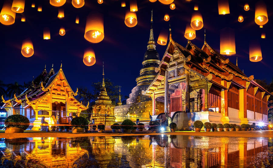 Migliaia di lanterne volanti illuminano il cielo in Thailandia 
